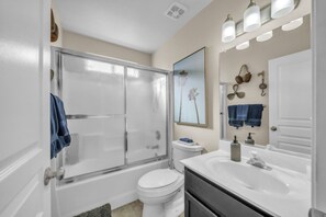 Secadora de cabello, toallas, papel de baño 