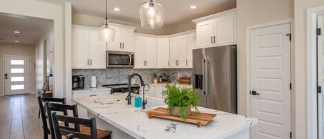 Een koelkast, een magnetron, een oven, een kookplaat