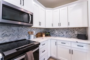 Frigorífico, microondas, horno y placa de cocina