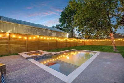 Modern Pool House Retreat with Hot Tub!