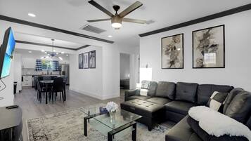 TV connectée, table de tennis de table, chaßne hi-fi