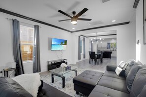 Smart TV, ping pong, stereo