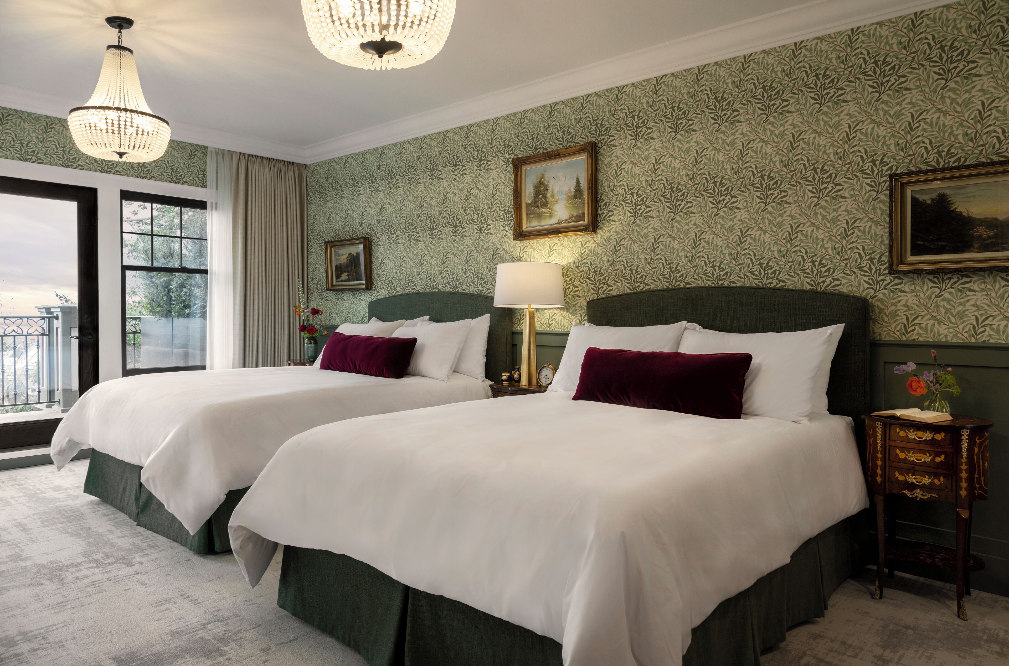 Literie hypoallergénique, couette en duvet d'oie, surmatelas, minibar