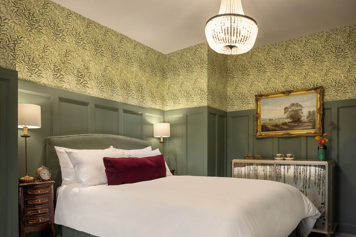 Deluxe Room, Garden View | Hypo-allergenic bedding, down duvets, pillow-top beds, minibar