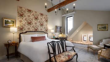 Quarto com design assinado, vista parcial para o oceano | Roupas de cama antialérgicas, edredons de pluma