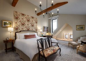 Signature Room, Partial Ocean View | Hypo-allergenic bedding, down duvets, pillow-top beds, minibar