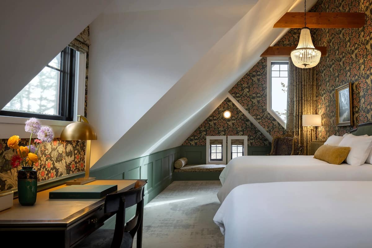 Junior Room, 2 Queen Beds, Partial Ocean View