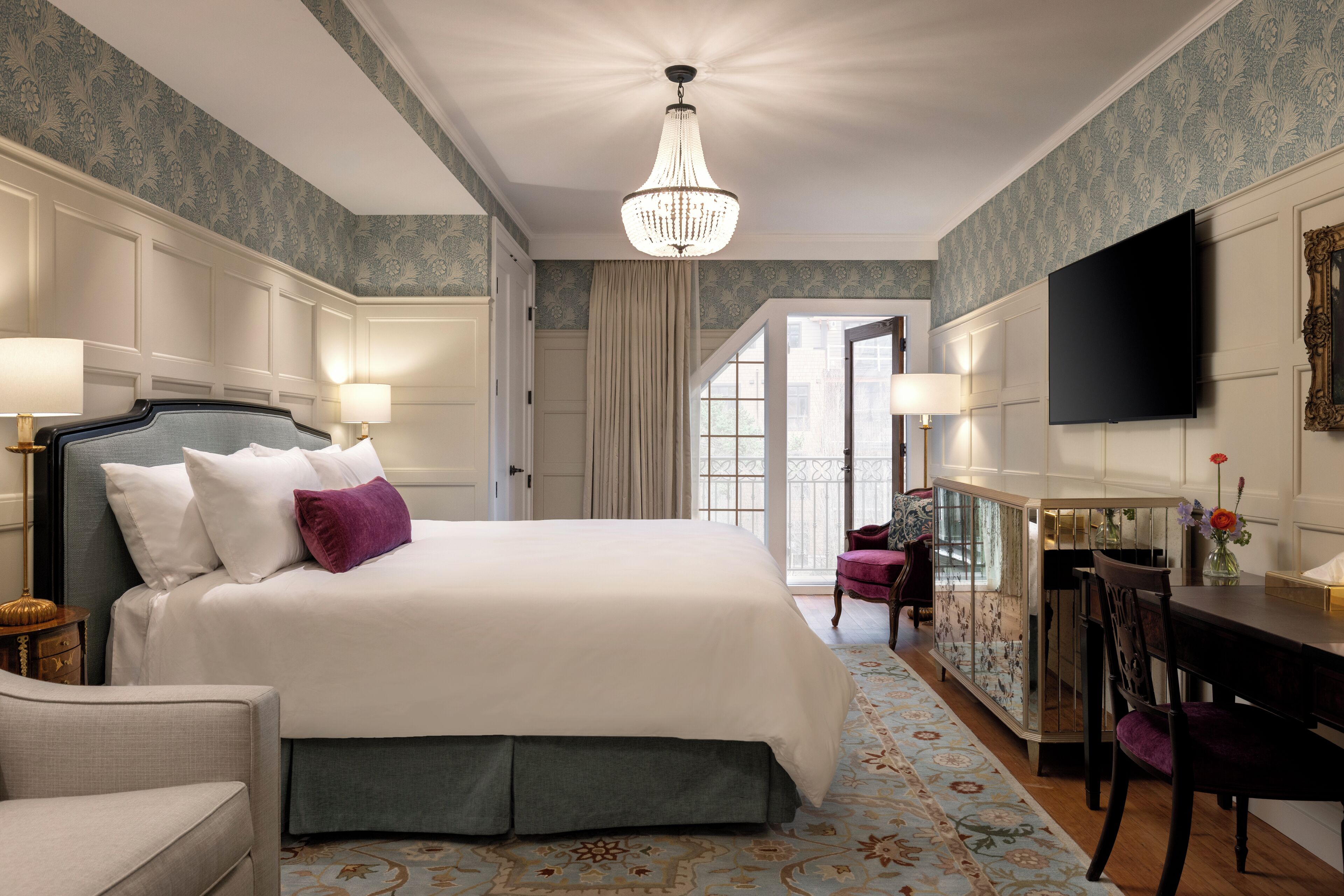 Luksushuone, 1 suuri parisänky, patio, näköala puutarhaan | Allergiatestatut vuodevaatteet, untuvapeitot