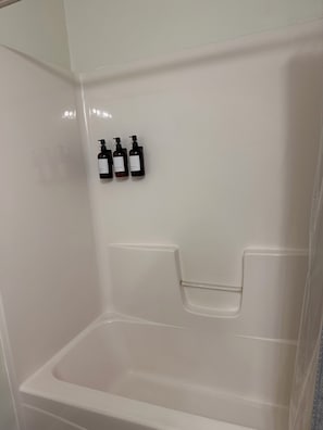 SĂšche-cheveux, serviettes fournies, savon, papier toilette