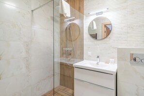 Shower, hair dryer, towels - Słoneczna Harmony Stay 43A Apartment (Katowice)