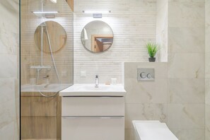 Shower, hair dryer, towels - Słoneczna Harmony Stay 43A Apartment (Katowice)