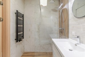 Dusche, Haartrockner, Handtücher