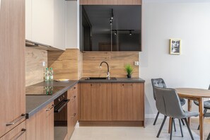 Fridge, oven, stovetop, dishwasher