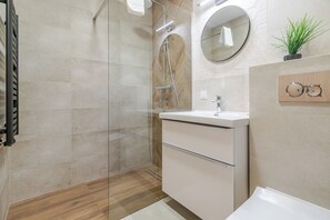 Dusche, Haartrockner, Handtücher