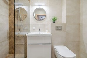 Shower, hair dryer, towels