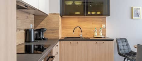 Fridge, oven, stovetop, dishwasher