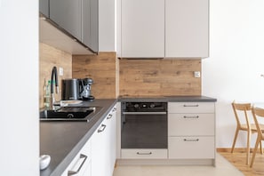 Réfrigérateur, un four, surface de cuisson, lave-vaisselle