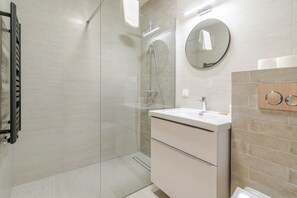 Douche, sèche-cheveux, serviettes fournies