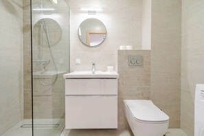 Douche, sèche-cheveux, serviettes fournies