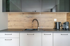 Een koelkast, een oven, een kookplaat, een vaatwasser