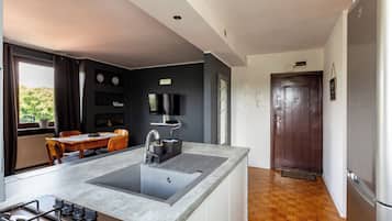 Fridge, oven, stovetop