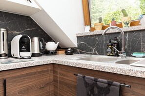 Fridge, oven, stovetop, dishwasher