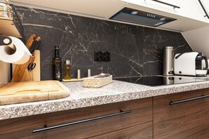 Fridge, oven, stovetop, dishwasher