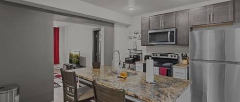 Kjøleskap, mikrobølgeovn, ovn og kokeplater