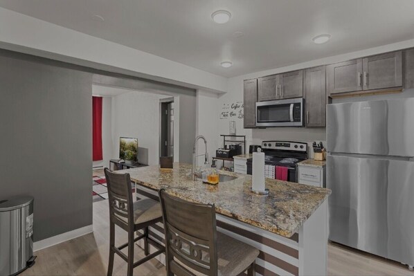 Een koelkast, een microgolfoven, een oven, een kookplaat