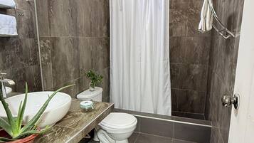 Dusch, handdukar, tvål och toalettpapper