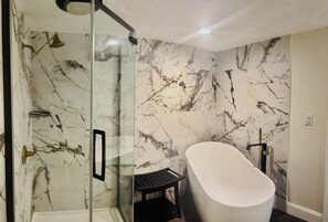 Dusche, Haartrockner, Bidet, Handtücher