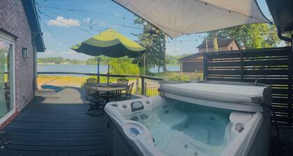 4-bedroom cottage in peaceful Portage Lakes w/ hottub, lake access, pet friendly