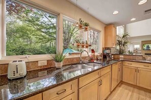 Mikrobølgeovn, ovn, kokeplater og oppvaskmaskin