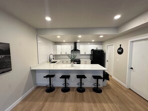 Micro-ondes, four, plaque de cuisson, lave-vaisselle