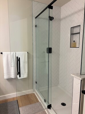 Sèche-cheveux, serviettes fournies, papier toilette