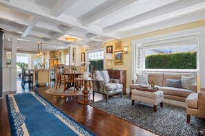 TV connectée, cheminée, livres, imprimantes