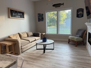 Smart TV, fireplace - Cozy one‑bedroom, one‑bath vacation rental in Keysport, rebuilt in 2025 from a former bait shop and located near Carlyle Lake, the park, beach, and boat ramps. (Keyesport)