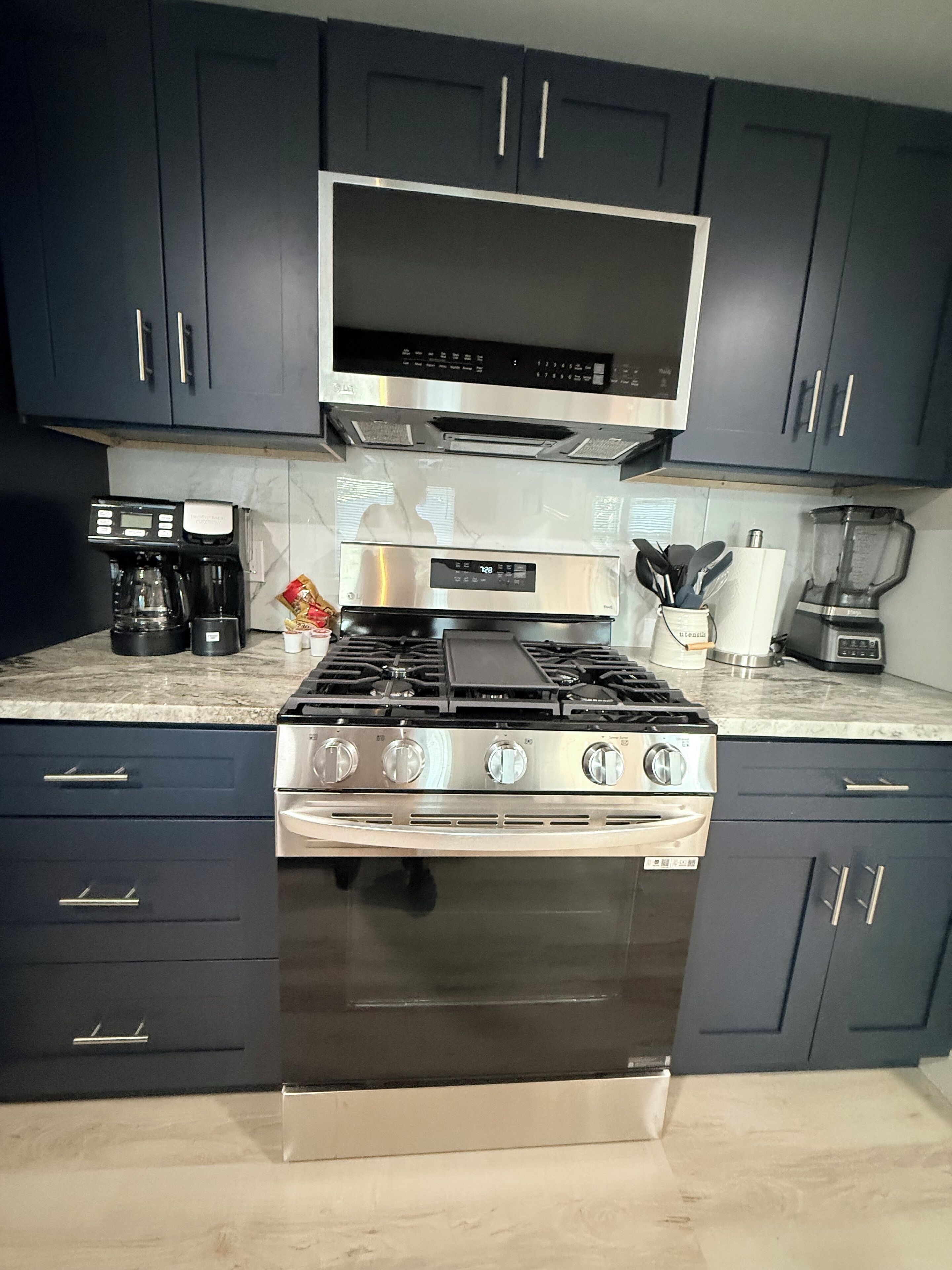 Mikrobølgeovn, ovn, kokeplater og oppvaskmaskin