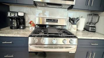 ثلاجة، ميكروويف، فرن، موقد طهي مسطح