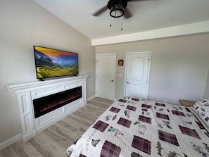 1 bedroom, iron/ironing board, free WiFi, bed sheets - Cozy one‑bedroom, one‑bath vacation rental in Keysport, rebuilt in 2025 from a former bait shop and located near Carlyle Lake, the park, beach, and boat ramps. (Keyesport)