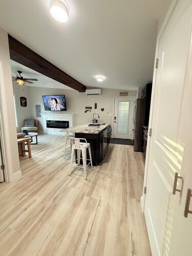 Cozy one‑bedroom, one‑bath vacation rental in Keysport, rebuilt in 2025 from a former bait shop and located near Carlyle Lake, the park, beach, and boat ramps.