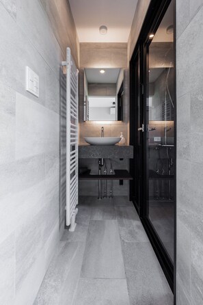 Articles de toilette gratuits, sèche-cheveux, chaussons, bidet