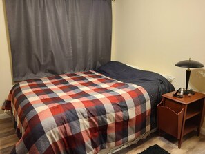 1 soverom, skrivebord, reiseseng for barn og wi-fi