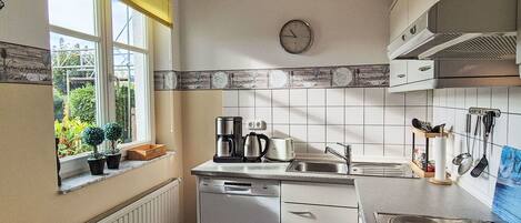 Microondas, horno y lavavajillas