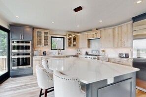 Kylskåp, mikrovågsugn, ugn och spishäll