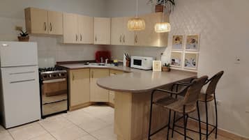 Jääkaappi, mikroaaltouuni, uuni, liesi