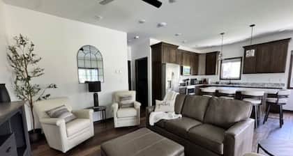 River Bluff Getaway – Main   1BR/1BA Modern Unit Near Mississippi River