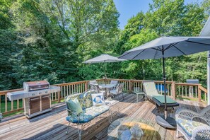 Outdoor dining - Cape Cod Escape – 1 Mile to Beach, A/C & Grill (Centerville)