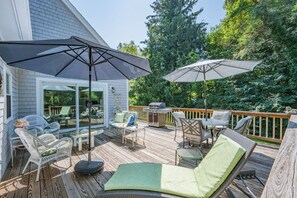 Outdoor dining - Cape Cod Escape – 1 Mile to Beach, A/C & Grill (Centerville)