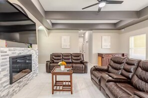 豪華獨棟房屋 | 起居區 | 智慧型電視